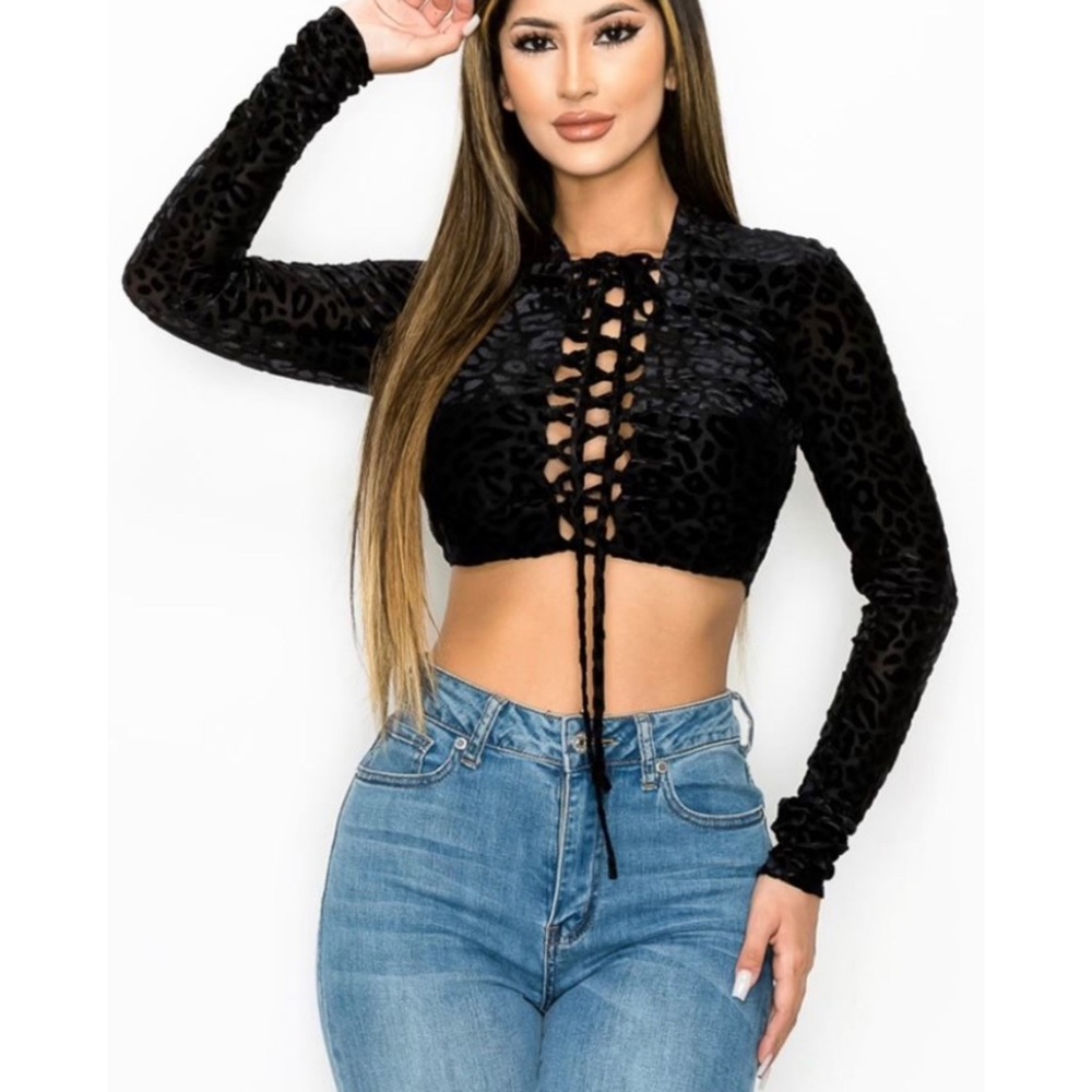 SEXY LEOPARD CROSS-LACE FRONT CROPPED TOP.